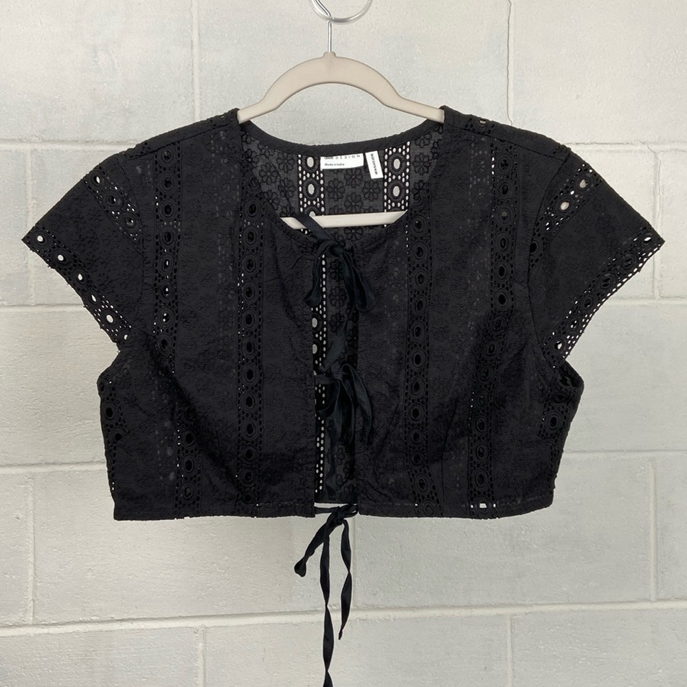 NWOT ASOS DESIGN Broderie‎ beach crop top with keyhole detail in black Size 10